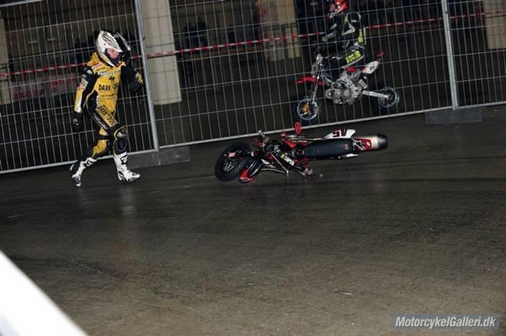 Honda pro circuit custom #45 - mig der køre sammen med en anden køre i herning supercross fox yamaha 09!! (og styrter) billede 12