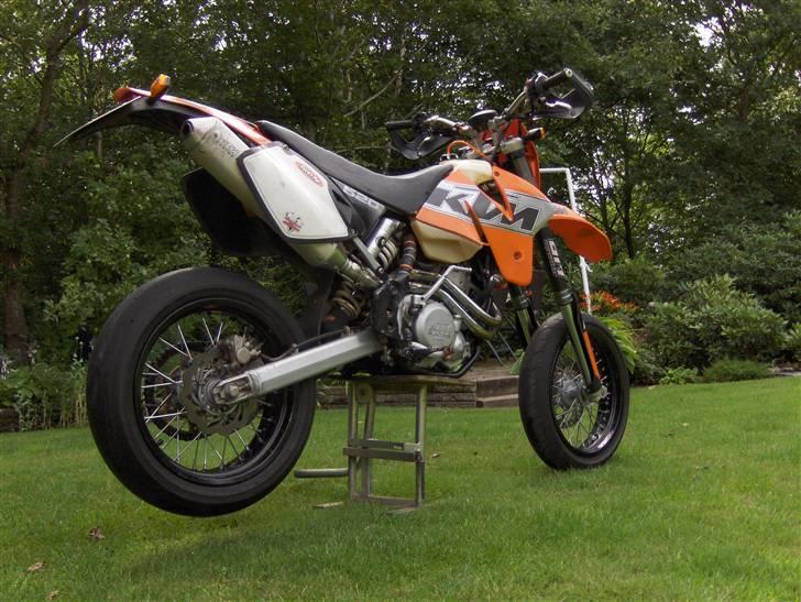 KTM EXC 520 -SOLGT- - Så er den blevet færdig med nyt stempel og renoveret motor.... Står bare og venter på tørre veje....... billede 1