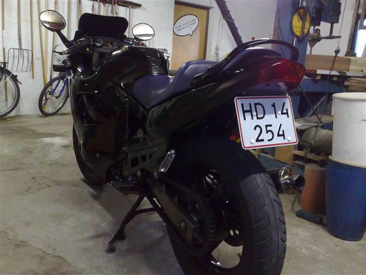 Suzuki GSX 600 F 1997 - Solgt - Close up, lige efter nummerplade er monteret, der er ikke monteret de store mursten af blik endnu, synes den var meget pæn sådan her..  billede 5