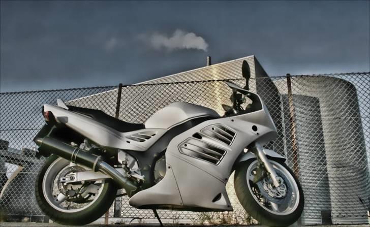 Suzuki RF 900R - White power  - Min gode kammerat Fido legede lige lidt i photoshop... ser satme pro ud..  billede 18