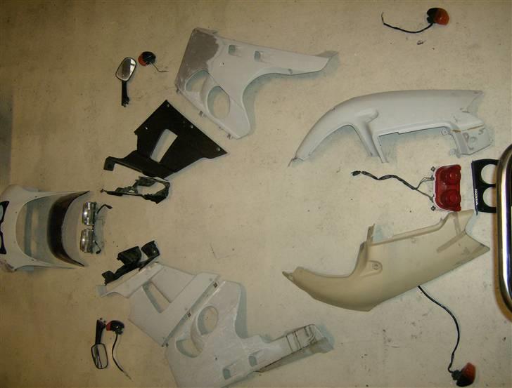 Honda CBR400RR - Gade kåben, lygter og blinklys på gulvet... Kåbe og lygter er til salg... billede 7