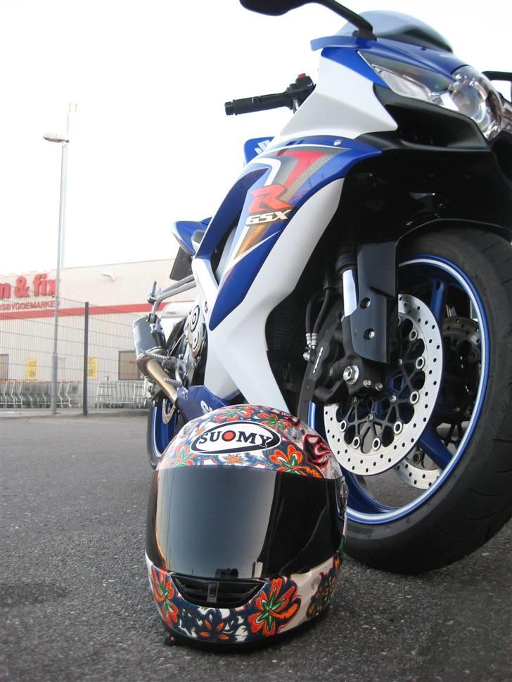 Suzuki Gsx-r 750 *SOLGT* - Set forfra højre side med hjelmen billede 1