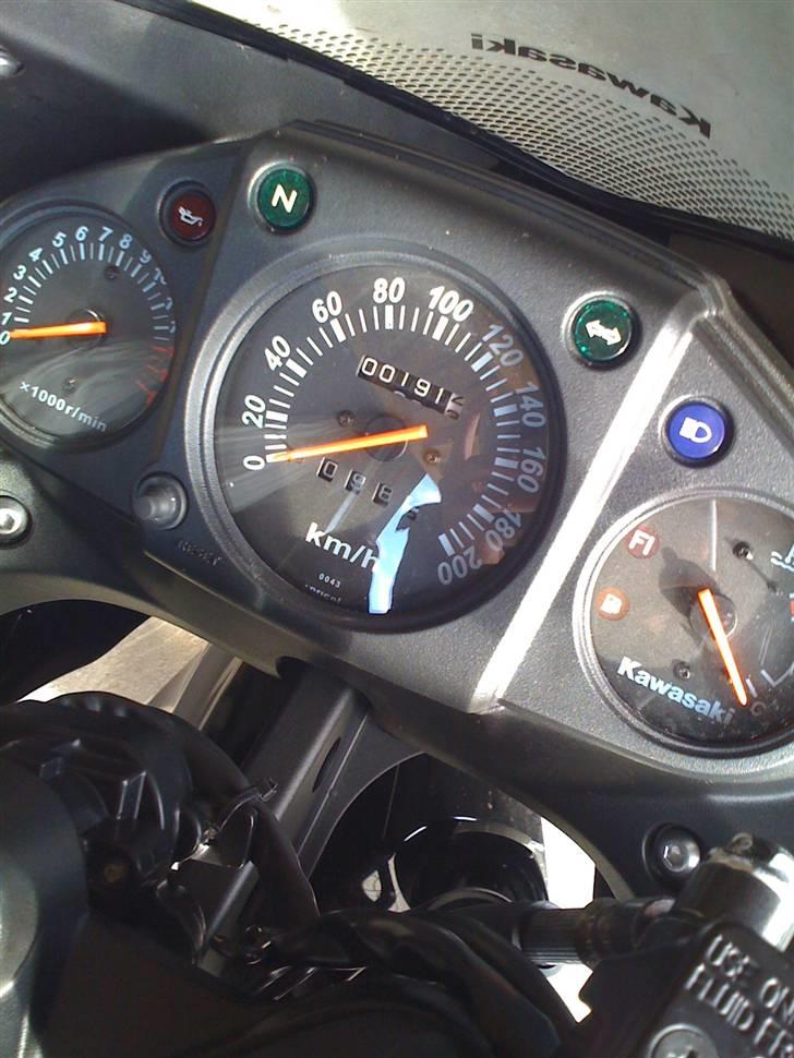 Kawasaki Ninja 250r *Solgt* - Instrumentbrættet, man kunne måske savne en benzinmåler, men man lære hurtigt hvor langt man kan køre på en fuld tank. billede 4
