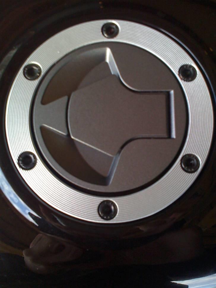 Kawasaki Ninja 250r *Solgt* - Hvis der var nogen som havde eftersøgt et billede af låget til tanken, så værsgo :) billede 5