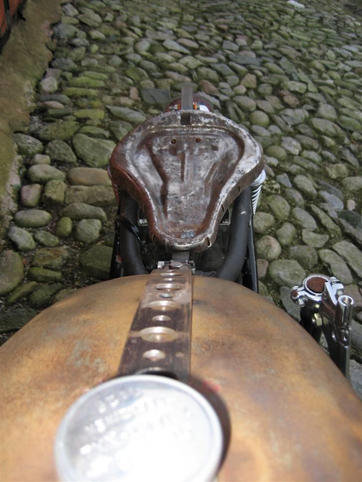 Honda cb450 "rat bobber" - sædet er en gammel sæde bund fra en puch maxi billede 3