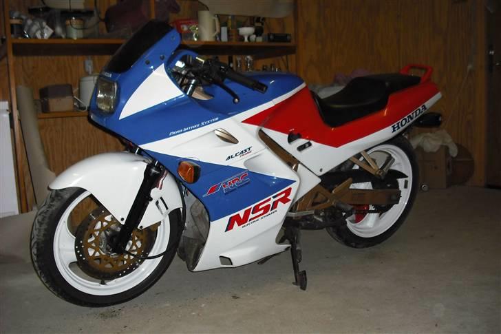 Honda nsr 125 - kåben sidder bare løst på, hvis nogle skulle undre sig. det er også derfor spejlene ikke er på. billede 1