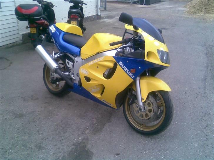 Suzuki gsxr 600 solgt - Som cyklen står nu med blinklys, lakeret bagkåbe og nye srad klistermærker. Tager den 14-3-09 billede 9