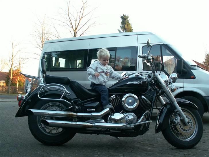 Yamaha xvs 1100 classic *solgt* - Carl-Børge på fars knallert. (køb dog noget hurtigere far) billede 6