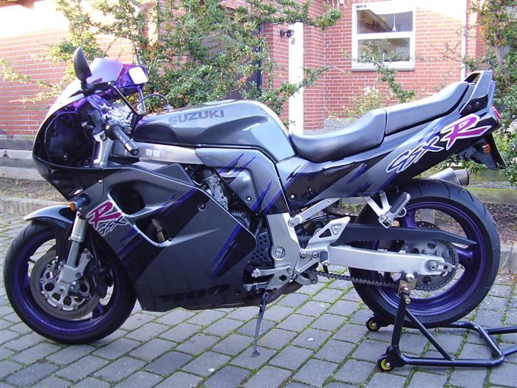Suzuki GSX-R 1100 W - Faktisk ville jeg helst ha´ en blå og hvid, men jo mere jeg kikkede på hende, jo mere forelsket blev jeg. billede 2