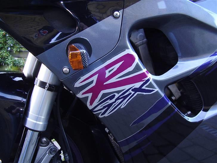 Suzuki GSX-R 1100 W - Små carbon blink, de bliver skiftet ud med andre små blink. Så gammel en "dame" skal sq ikke ha´ carbon på sig. billede 6