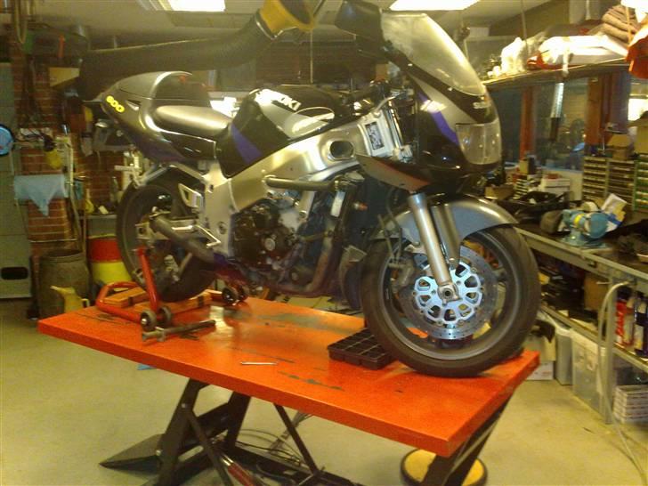 Suzuki GSXR 600 - Klargøring til vinterhi. Ny knastkæde, kædekit, bremser, olie og smøring. billede 4