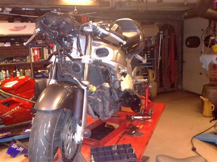 Suzuki GSXR 600 - Klargøring til vinterhi. Ny knastkæde, kædekit, bremser, olie og smøring. billede 5