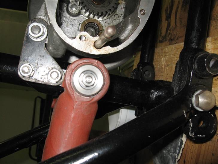 Triumph tiger 100ss - der er lavet ander skiver til at holde svingerakslen på plades  billede 3