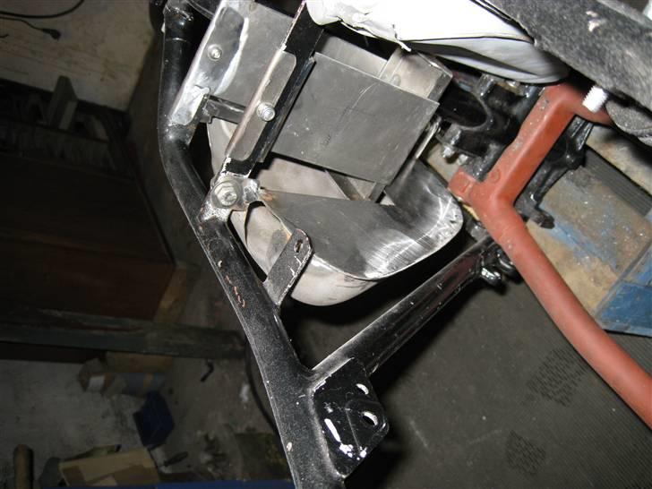 Triumph tiger 100ss - der er blivet lagt en plade bage på side dæklset, for at lukke lidt af.  billede 4