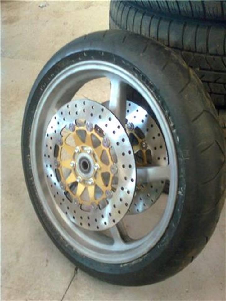 Honda 400 Four langtidsprojek - De nye skiver på en umalet forfælg billede 12