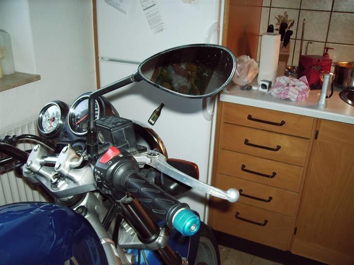 Suzuki SV650 - Den har fået mindre spejle og blå dutter på håndtaget billede 6