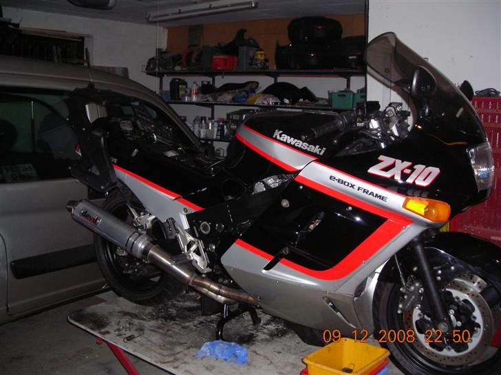 Kawasaki zx10 - Nu har den været startet op og køre perfekt... nu skal den bare på rullen og dysses ind billede 4