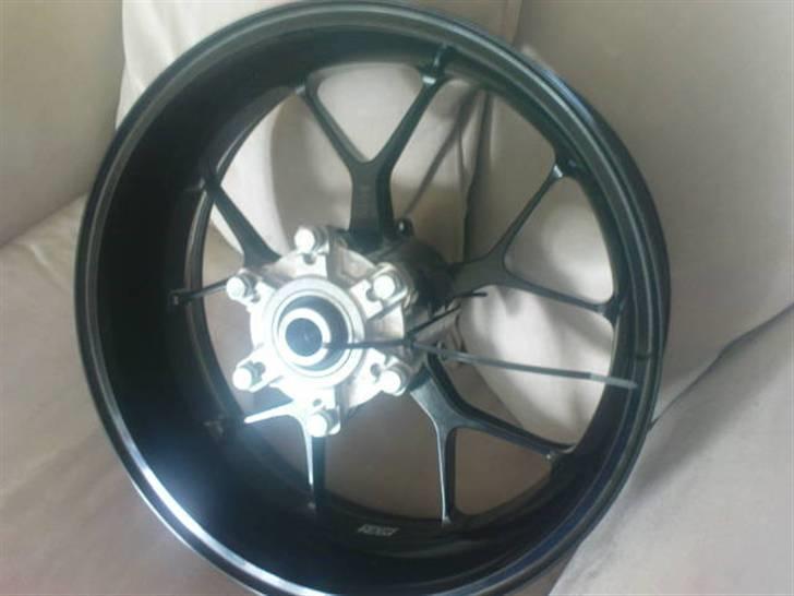 Yamaha R1 SOLGT - Nye fælge, er de ikke lækre? billede 12