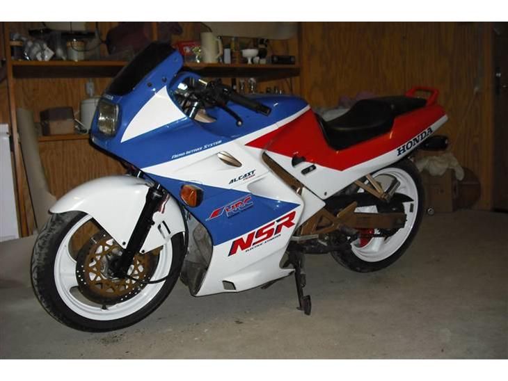 Honda nsr 125 - kåben sidder bare løst på, hvis nogle skulle undre sig. det er også derfor spejlene ikke er på. billede 1