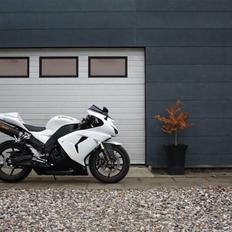 Kawasaki ZX10R Pearl White *SOLGT*