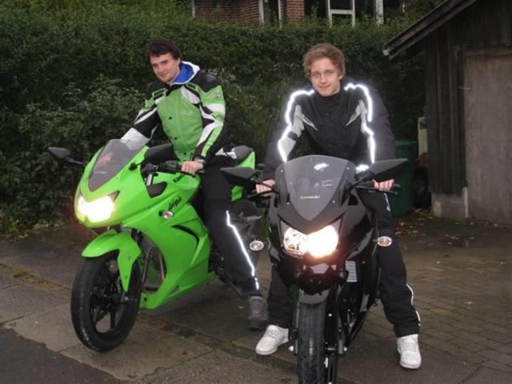 Kawasaki Ninja 250r *Solgt* - Dagen jeg havde fået min ninja skulle jeg selvfølgelig ud og køre en tur med min ven som har den i grøn :D billede 10