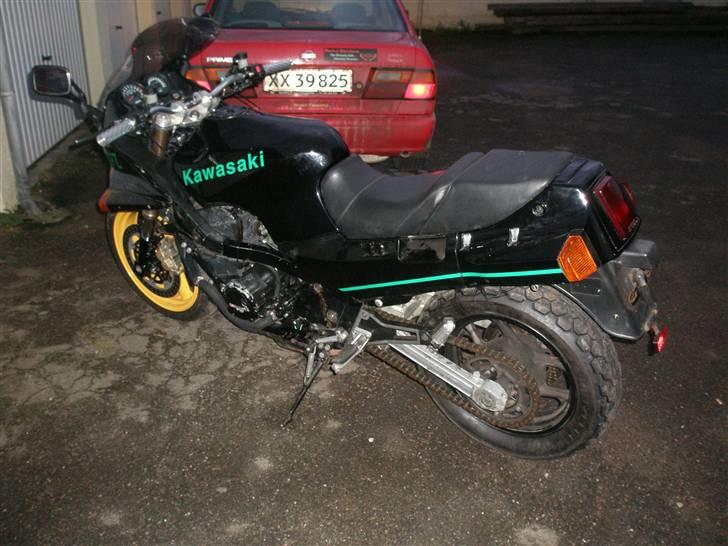 Kawasaki GPz 1000 RX - Der er lige 2 mm bagdæk tilbage på den originale fælg, de skal brændes af efter syn..........gg billede 3