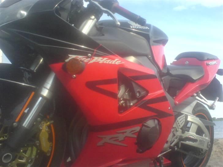 Honda CBR 954 RR fireblade - så er ingen I TVIVL om det er mærke vare ha ha :) billede 15