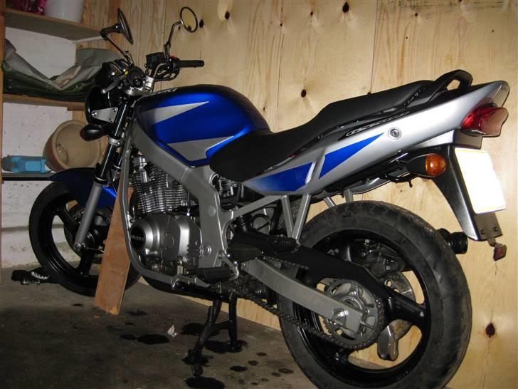 Suzuki GS 500 - Her står dyret smurt i olie og venter på sommer billede 14