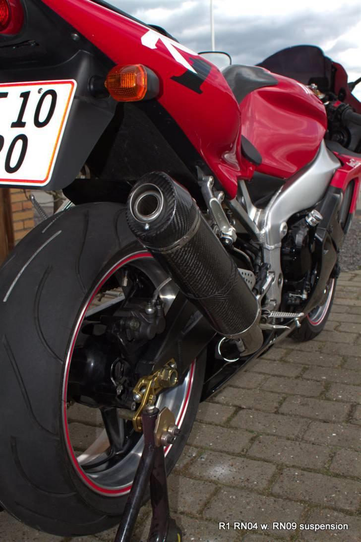 Yamaha YZF-R1 (Solgt) - Sort RN09 bagsvinger, brems og monodæmper - og Shark pottet. billede 2