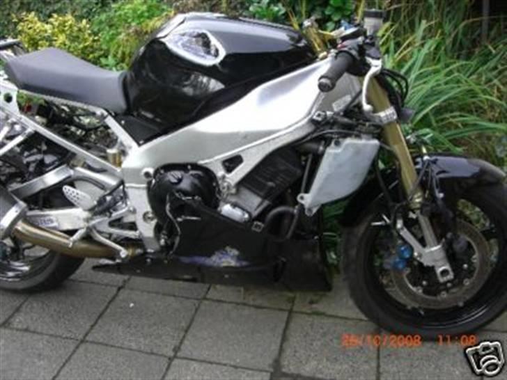 Yamaha YZF-R1 (Solgt) - Sådan så staklen ud efter en rulletur i Bochum. Ingen tøj, og grimt bulet tank. billede 4