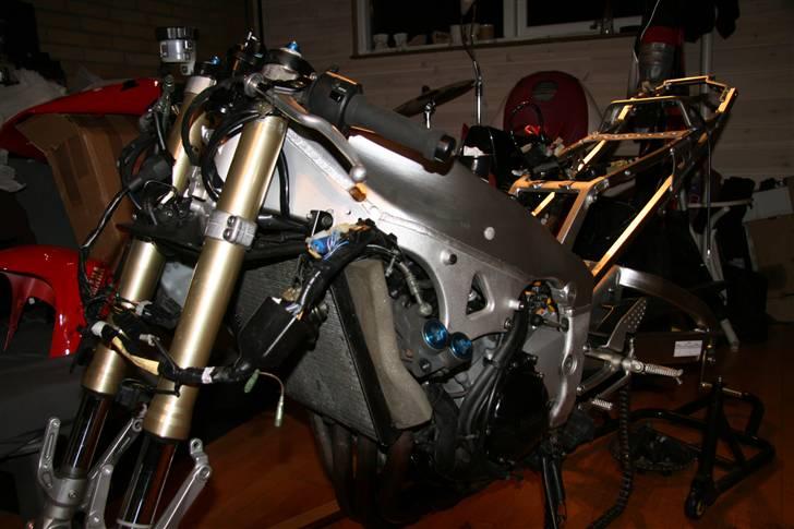 Yamaha YZF-R1 (Solgt) - Adskilt, og klar til en nyt look! billede 6