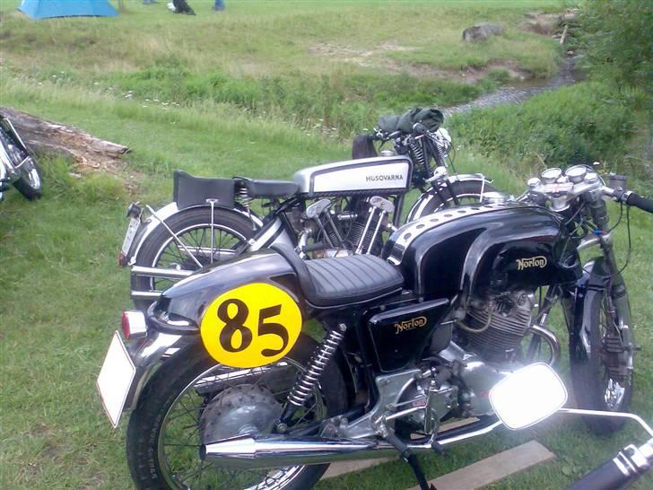 Norton commando 850 mk2a caferacer - fra trente mølle 2007.. svenden bagved er min fars ´29 husqvarna.. lækker gammel TT racer billede 5