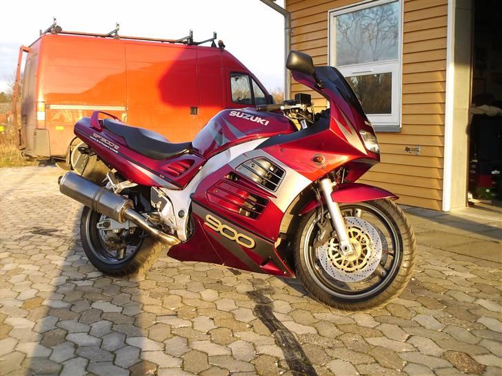 Suzuki RF 900 R ( Solgt ) - Foran rockerborgen. billede 3