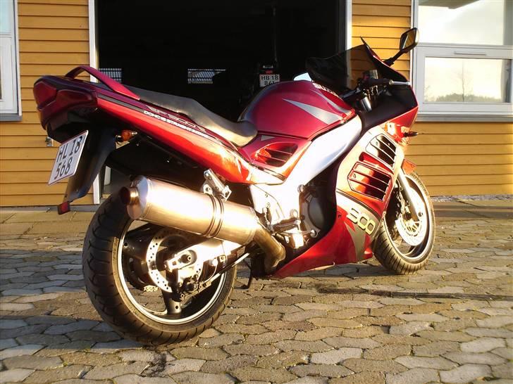Suzuki RF 900 R ( Solgt ) - Skinner bare i solen. billede 5