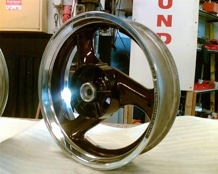 Suzuki RF 600 R - Poleret og malet. billede 3