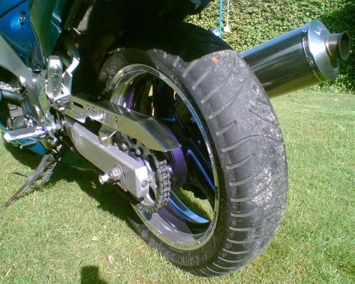 Suzuki RF 600 R - Poleret og malet bagfælg. billede 5