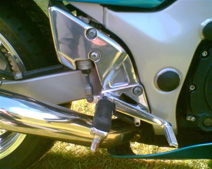 Suzuki RF 600 R - Poleret hæleplader og gear / bremsepedal. billede 8