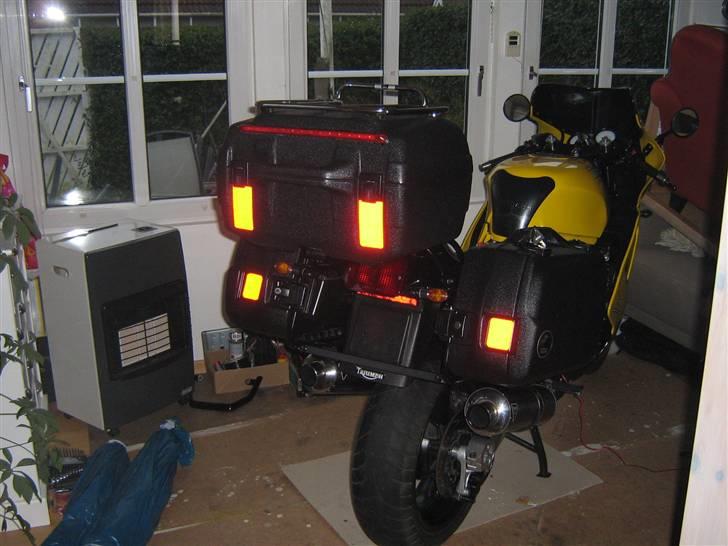 Triumph Daytona 1200 - Jeg har selv monteret bremselyset i topboksen. lavet med stik under sædet, så ledning kan afmonteres.  billede 5