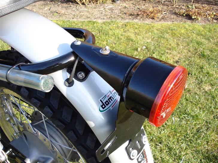 Ducati Scrambler - Solgt - Den lille vippekontakt er til at slukke baglygten med (originalt) billede 5