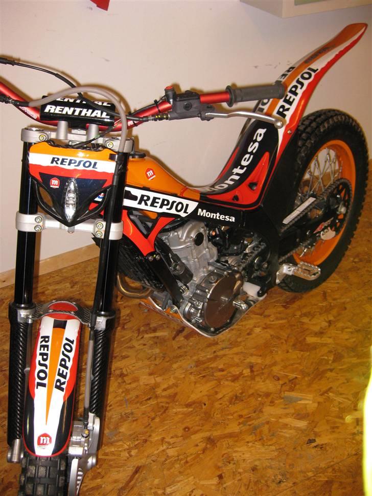 Honda  Repsol 4RT Trial - Selfølgelig leveret med led diode lys, der kunne jo være en der ville betale afgift og have den på plader. billede 2