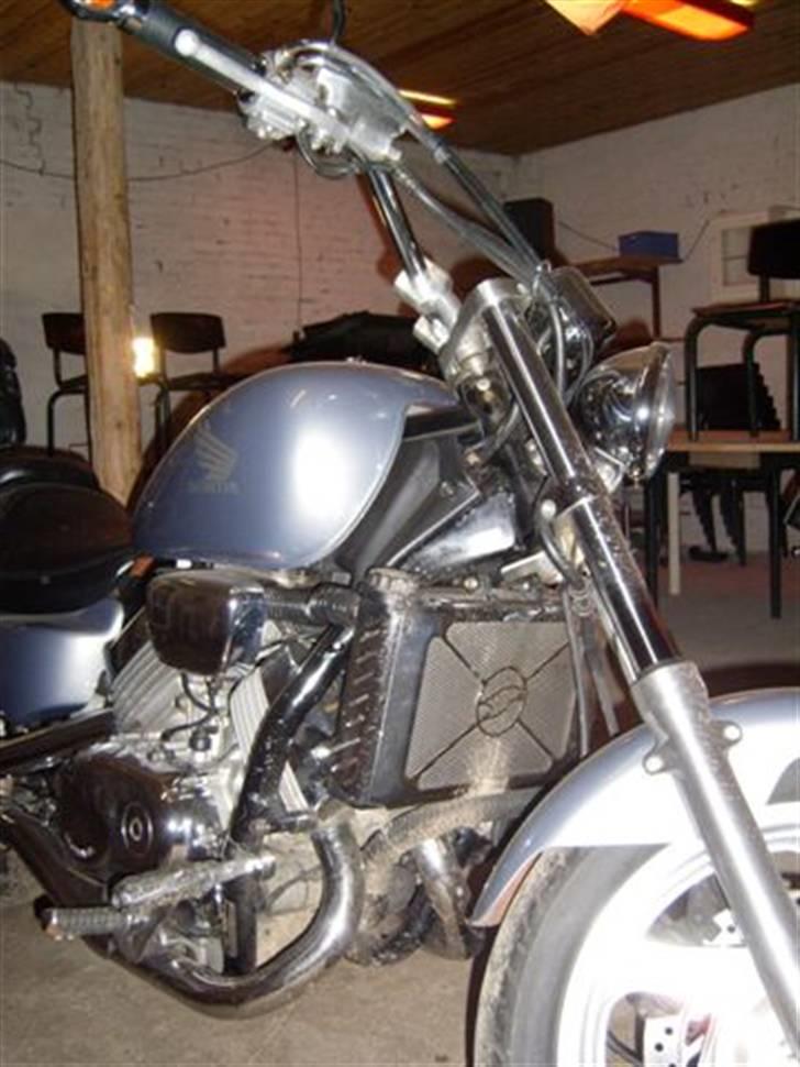 Honda VF 750 Magna SOLGT billede 2