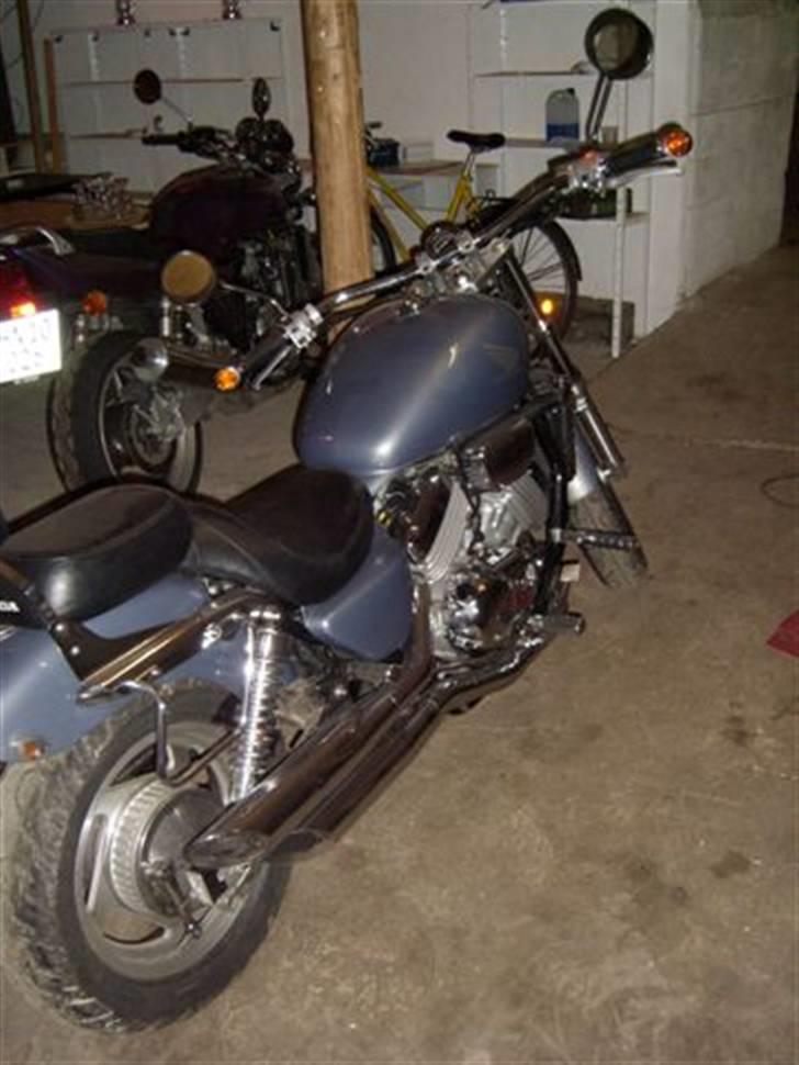 Honda VF 750 Magna SOLGT billede 4