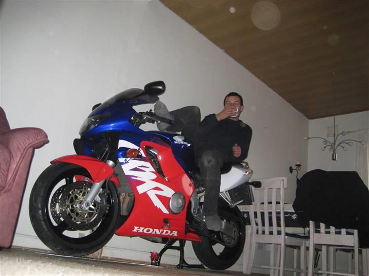 Honda CBR 600  F 4 "SOLGT" - der er ikke noget der er for godt til den, derfor stuen om vinteren billede 9