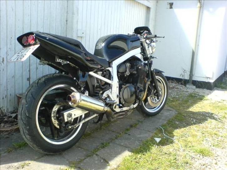 Suzuki Bandit 1200 - 2008 versionen , kun små ændringer : afkortet Micronpotte , lille flyscreen og Bandit 12 forlygte billede 4