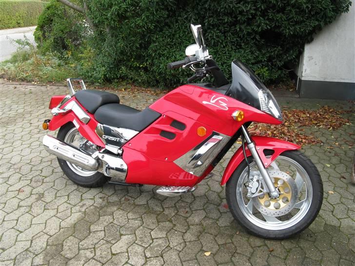 CF Moto CF250T-3 - En stolt Kina rulle.. Stilen er øhh, man kan li´ den eller ej. Lidt som Honda DN-01 billede 2