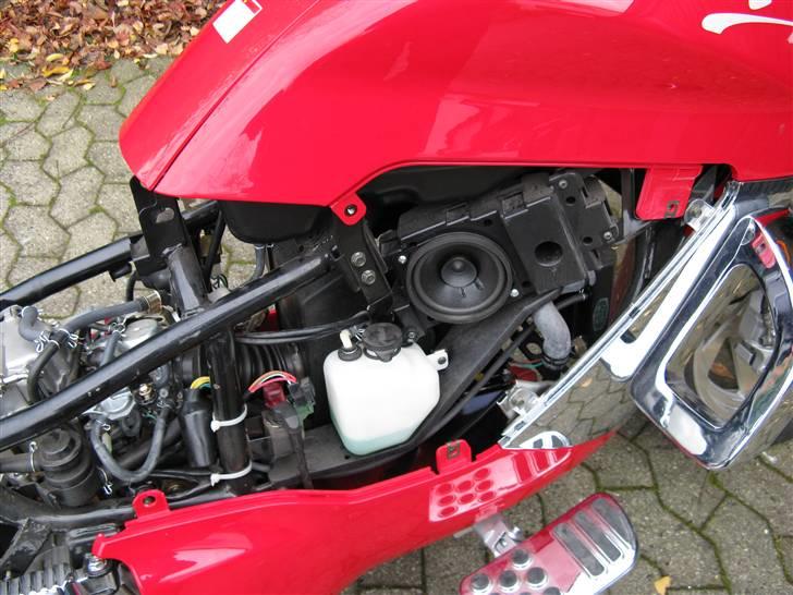 CF Moto CF250T-3 - Et kig ind i maskinen. Der er både motor og højtaler. Ingen problemer med maling eller svejsninger. billede 9