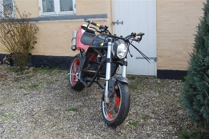 Suzuki GSF 600 Bandit (projekt) - Så er usd forgaflen blevet tilpasset... Affjedringen blevet svejst om, og mangler kun at blive færdig tilpasset monobagsvingeren billede 9