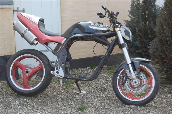Suzuki GSF 600 Bandit (projekt) - Så er usd forgaflen blevet tilpasset... Affjedringen blevet svejst om, og mangler kun at blive færdig tilpasset monobagsvingeren... billede 10