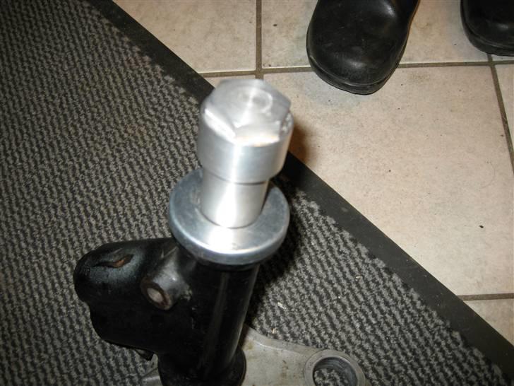 Triumph tiger 100ss - er lavet en ny møtrike i alu til at spænde broen sammen    billede 9