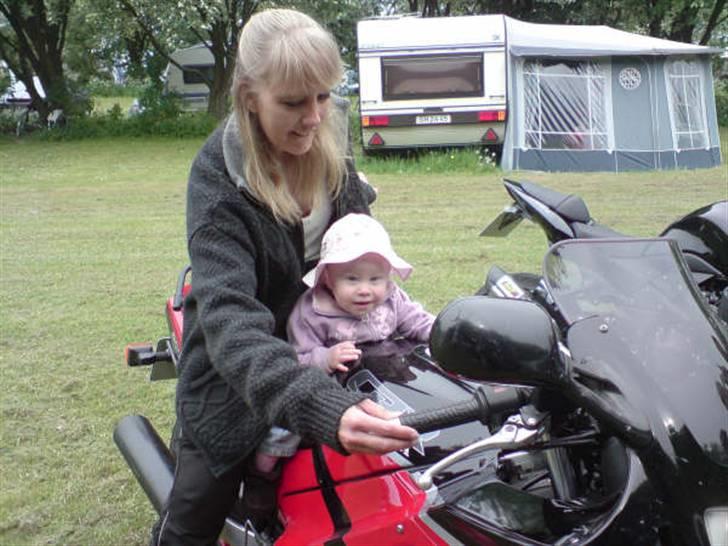 Honda CBR 600 F  - Min skønne niece og jeg. billede 1